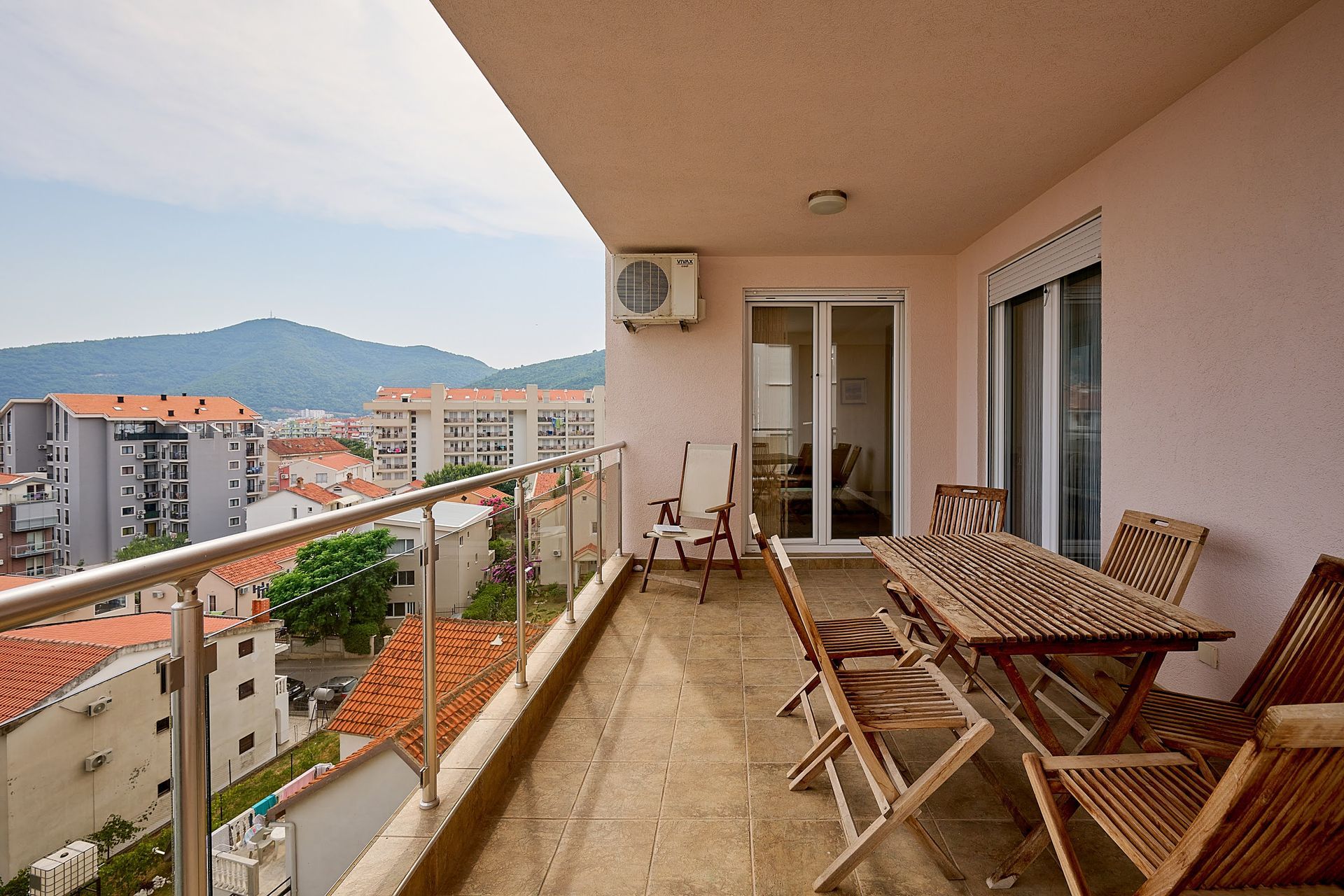 amforaproperty.com/Budva-Moderno Opremljen Dvosoban Stan 88m2 sa Pogledom na More i Garažnim Mestom