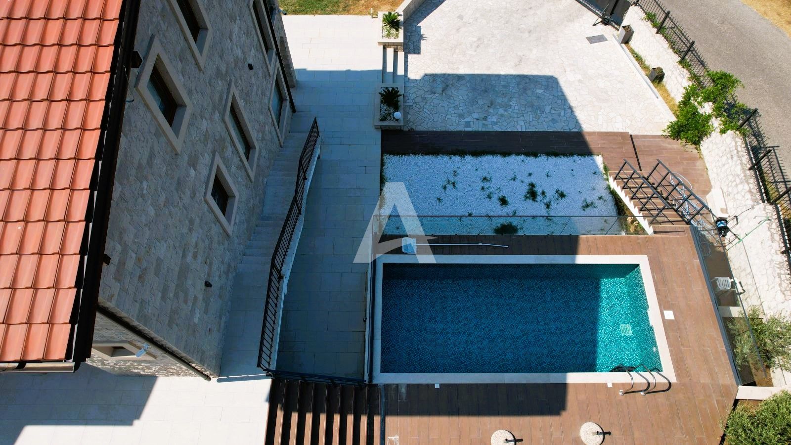 amforaproperty.com/Budva, Kuljače –Luksuzna Novoizgrađena Vila sa Bazenom, Teretanom,Saunom i Panoramskim Pogledom na More (NA PERIOD DO 01.06.2025)