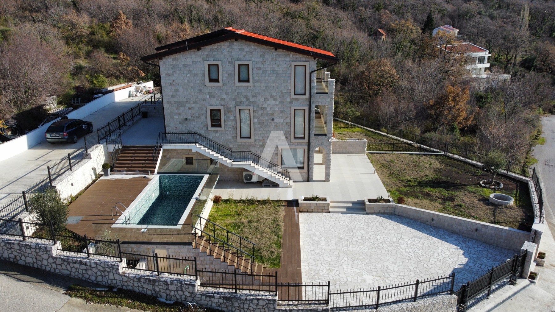 amforaproperty.com/Budva, Kuljače –Luksuzna Novoizgrađena Vila sa Bazenom, Teretanom,Saunom i Panoramskim Pogledom na More (NA PERIOD DO 01.06.2025)