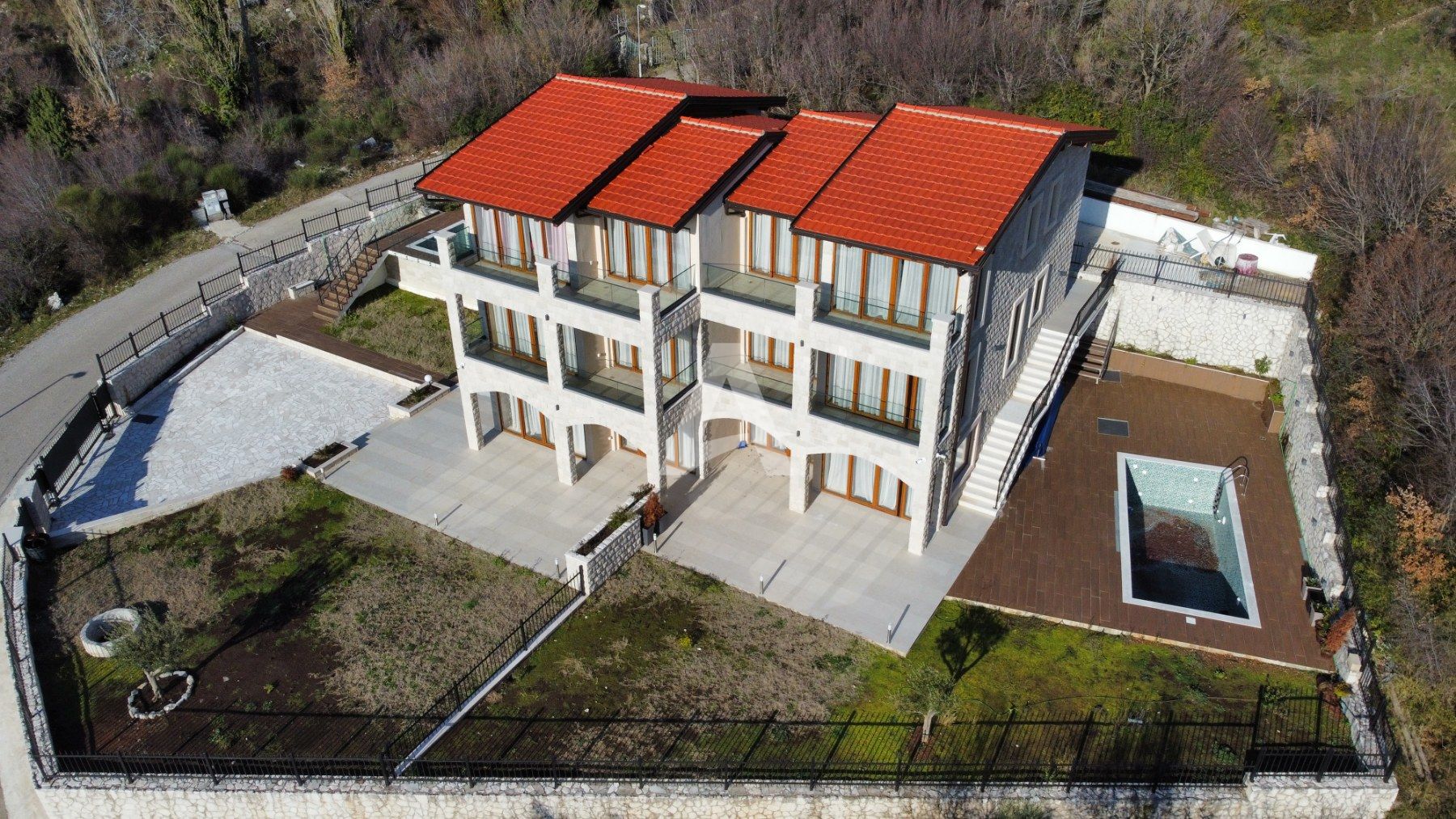 amforaproperty.com/Budva, Kuljače –Luksuzna Novoizgrađena Vila sa Bazenom, Teretanom,Saunom i Panoramskim Pogledom na More (NA PERIOD DO 01.06.2025)