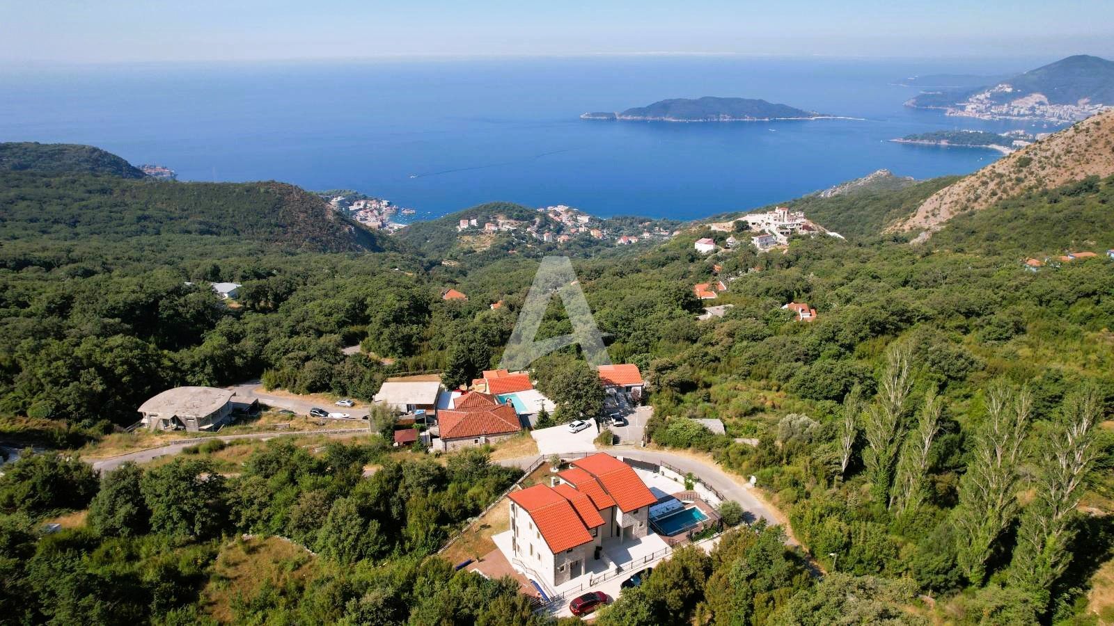 amforaproperty.com/Budva, Kuljače –Luksuzna Novoizgrađena Vila sa Bazenom, Teretanom,Saunom i Panoramskim Pogledom na More (NA PERIOD DO 01.06.2025)