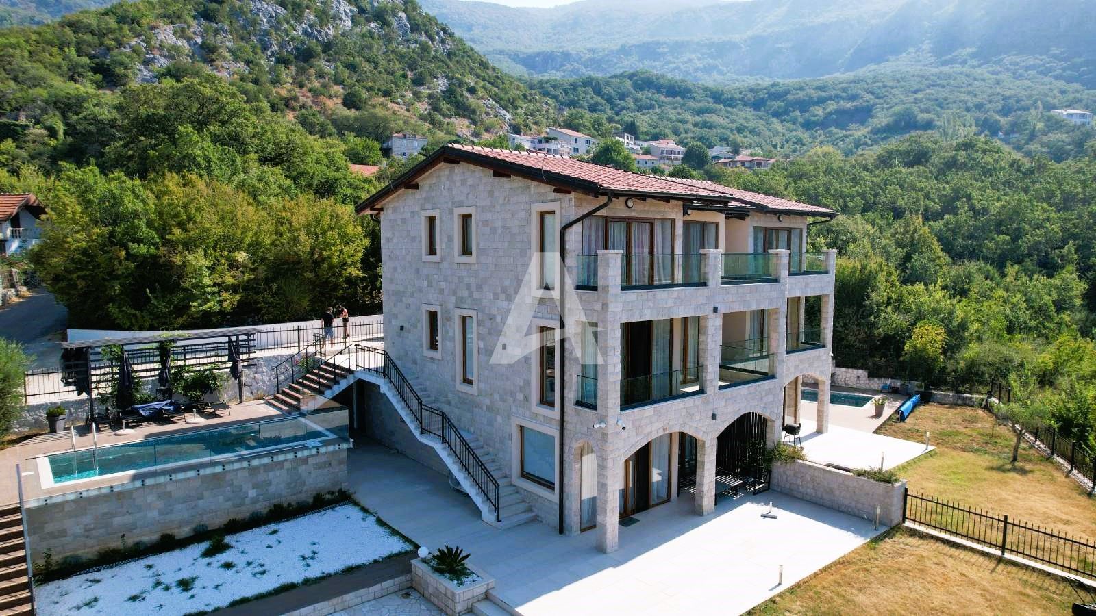 amforaproperty.com/Budva, Kuljače –Luksuzna Novoizgrađena Vila sa Bazenom, Teretanom,Saunom i Panoramskim Pogledom na More (NA PERIOD DO 01.06.2025)