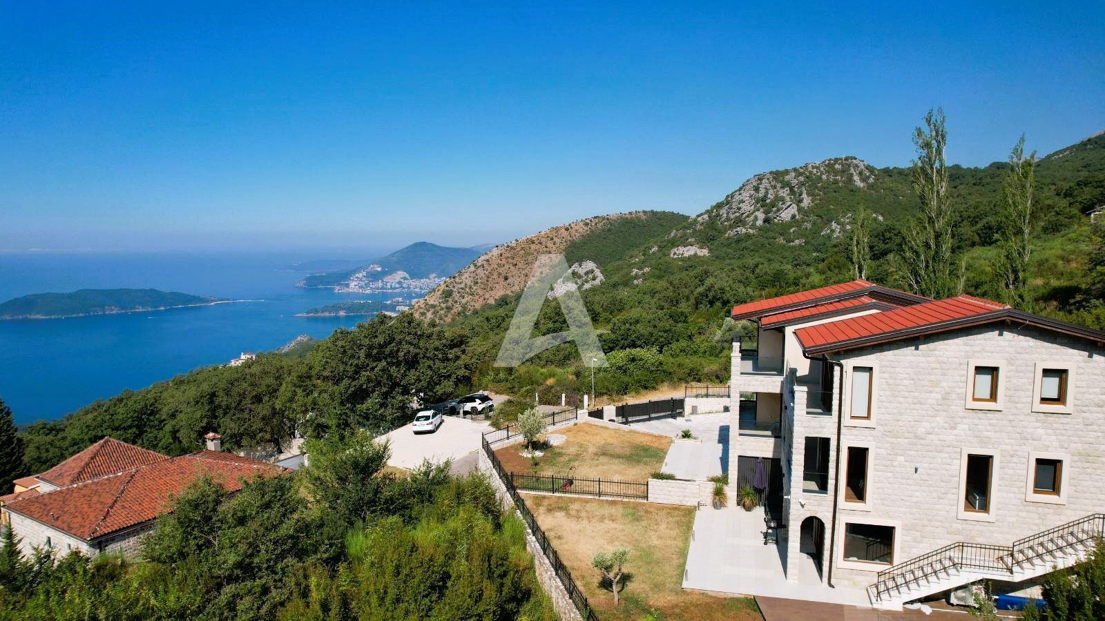 amforaproperty.com/Budva, Kuljače –Luksuzna Novoizgrađena Vila sa Bazenom, Teretanom,Saunom i Panoramskim Pogledom na More (NA PERIOD DO 01.06.2025)