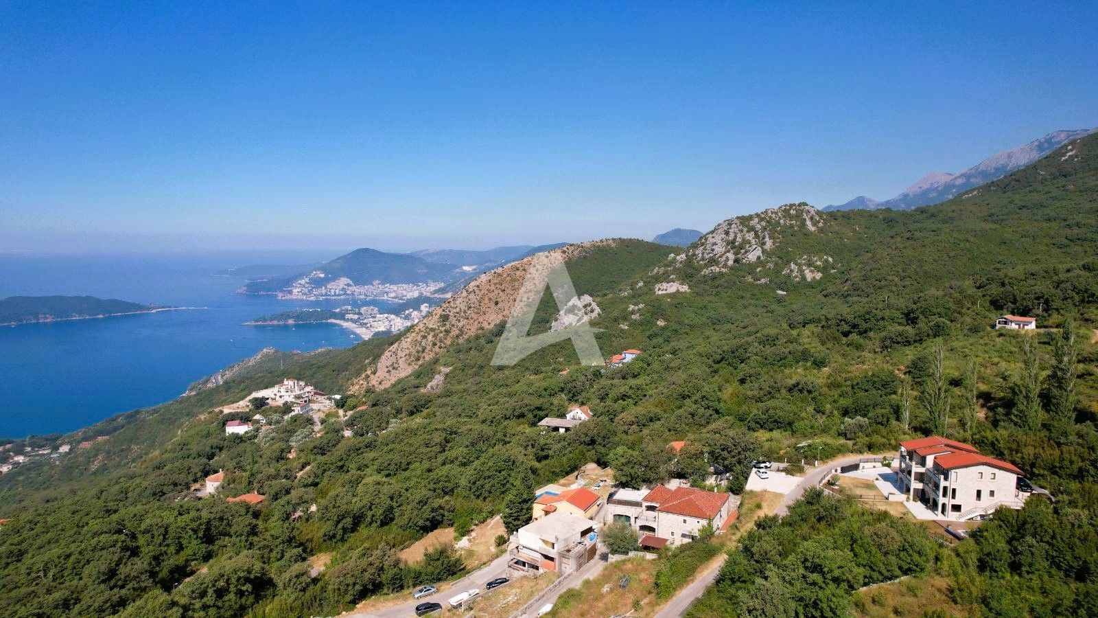 amforaproperty.com/Budva, Kuljače –Luksuzna Novoizgrađena Vila sa Bazenom, Teretanom,Saunom i Panoramskim Pogledom na More (NA PERIOD DO 01.06.2025)