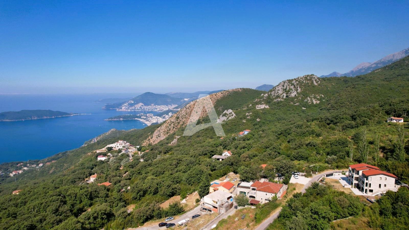 amforaproperty.com/Budva, Kuljače –Luksuzna Novoizgrađena Vila sa Bazenom, Teretanom,Saunom i Panoramskim Pogledom na More (NA PERIOD DO 01.06.2025)