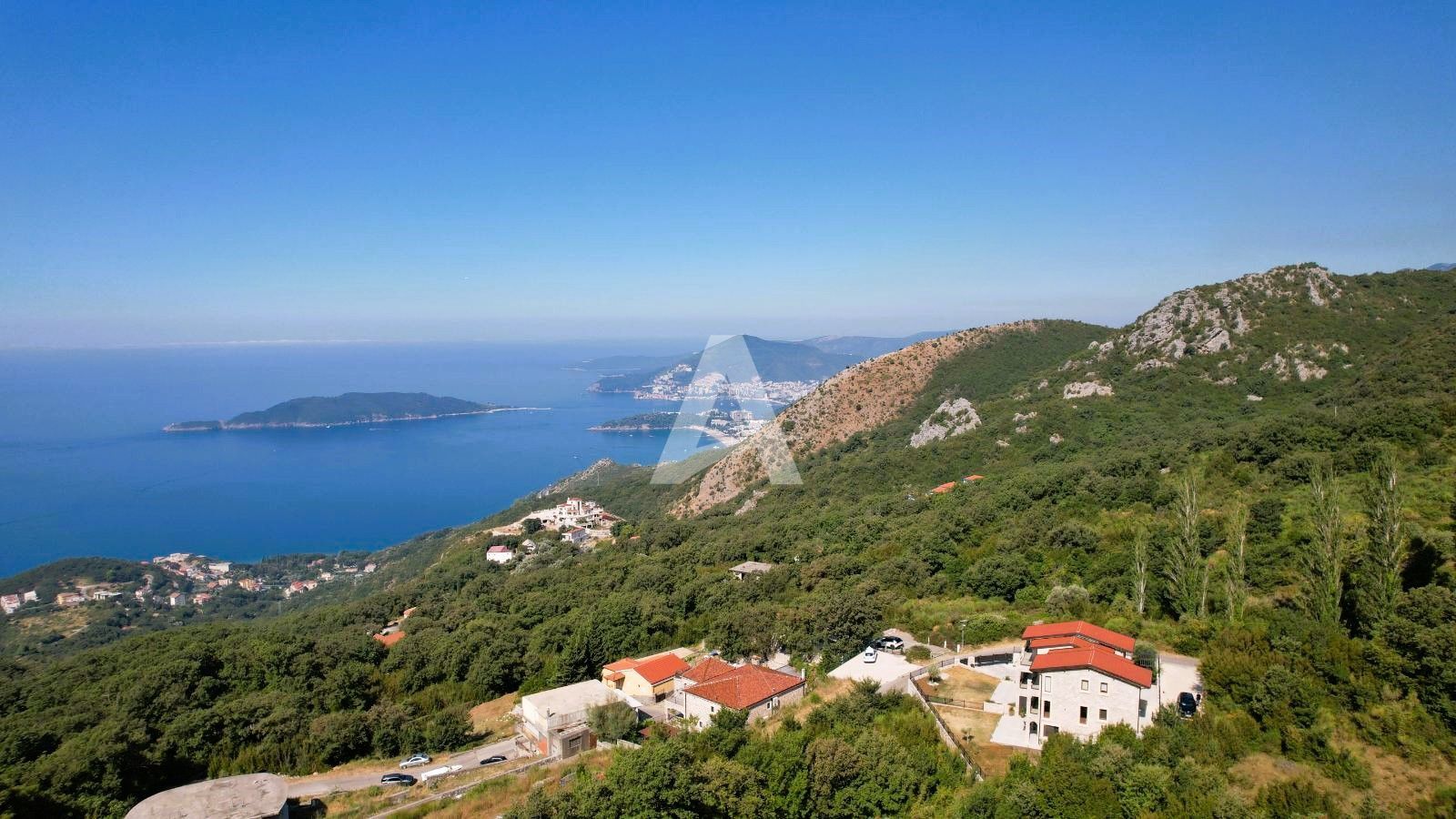 amforaproperty.com/Budva, Kuljače –Luksuzna Novoizgrađena Vila sa Bazenom, Teretanom,Saunom i Panoramskim Pogledom na More (NA PERIOD DO 01.06.2025)