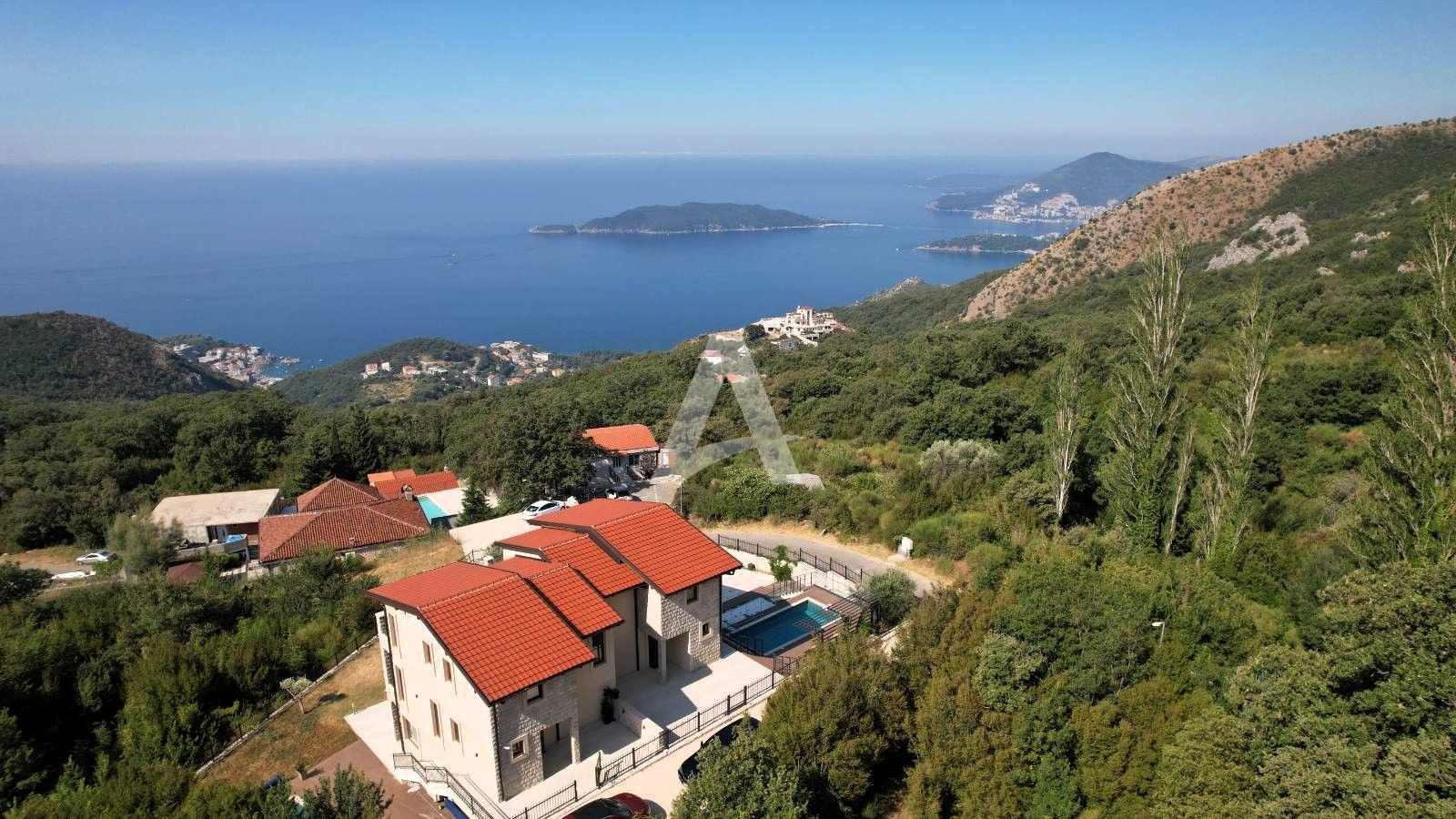 amforaproperty.com/Budva, Kuljače –Luksuzna Novoizgrađena Vila sa Bazenom, Teretanom,Saunom i Panoramskim Pogledom na More (NA PERIOD DO 01.06.2025)