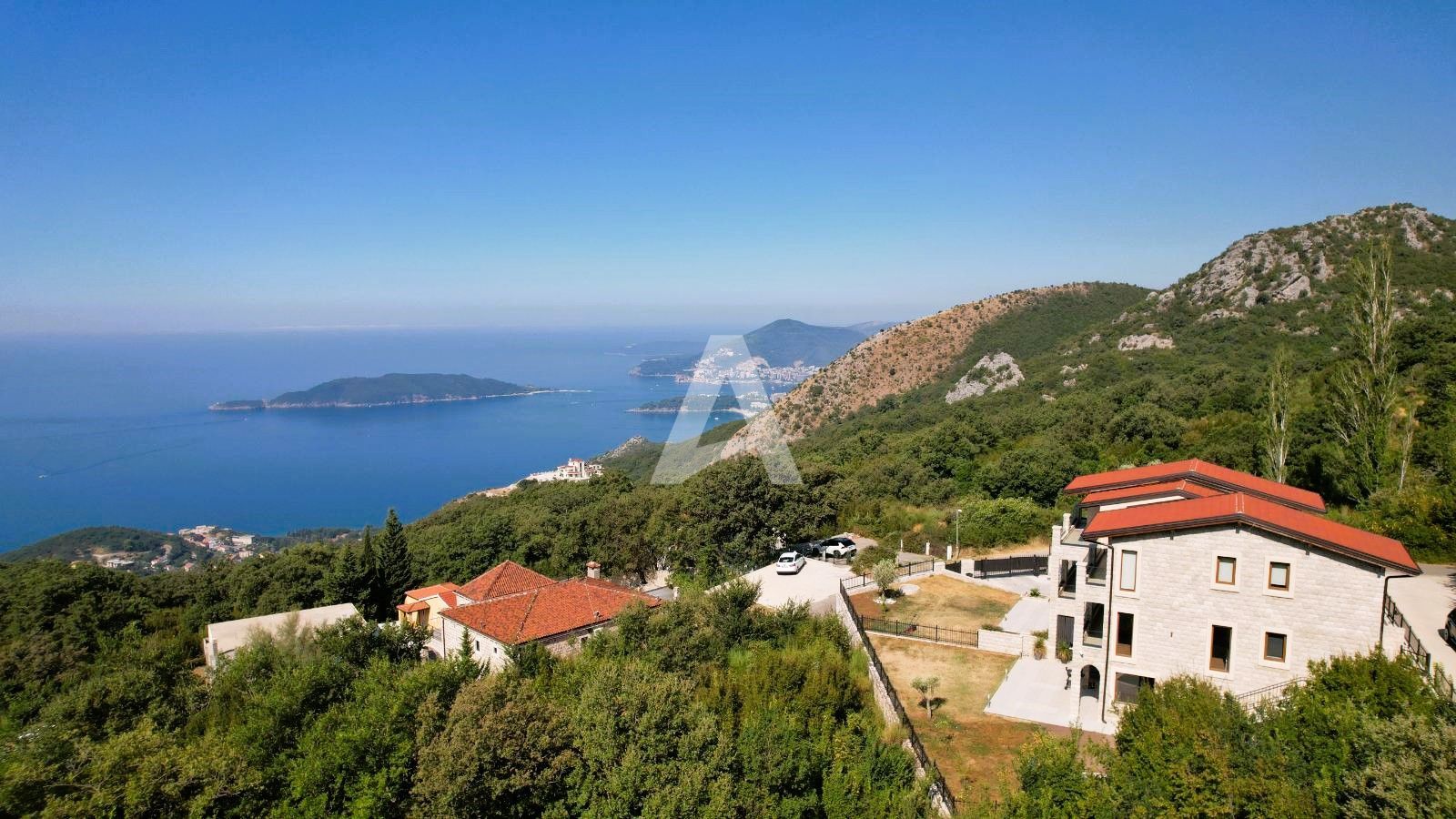 amforaproperty.com/Budva, Kuljače –Luksuzna Novoizgrađena Vila sa Bazenom, Teretanom,Saunom i Panoramskim Pogledom na More (NA PERIOD DO 01.06.2025)