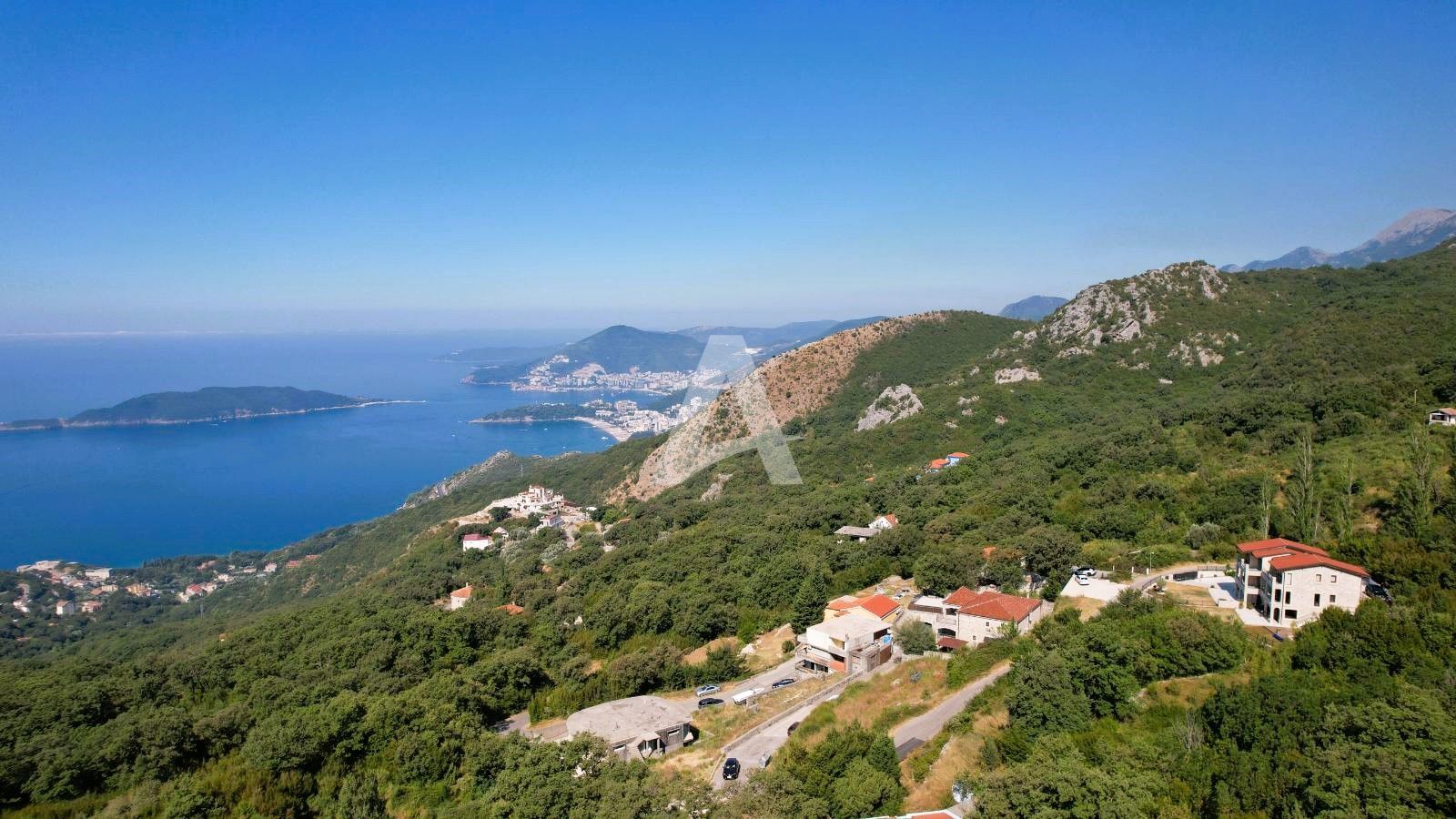 amforaproperty.com/Budva, Kuljače –Luksuzna Novoizgrađena Vila sa Bazenom, Teretanom,Saunom i Panoramskim Pogledom na More (NA PERIOD DO 01.06.2025)