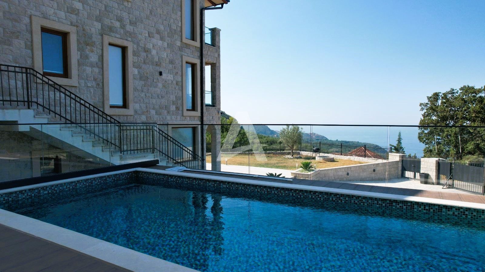 amforaproperty.com/Budva, Kuljače –Luksuzna Novoizgrađena Vila sa Bazenom, Teretanom,Saunom i Panoramskim Pogledom na More (NA PERIOD DO 01.06.2025)