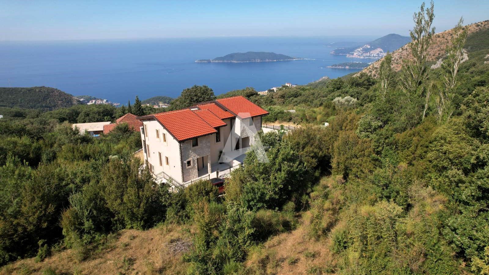 amforaproperty.com/Budva, Kuljače –Luksuzna Novoizgrađena Vila sa Bazenom, Teretanom,Saunom i Panoramskim Pogledom na More (NA PERIOD DO 01.06.2025)