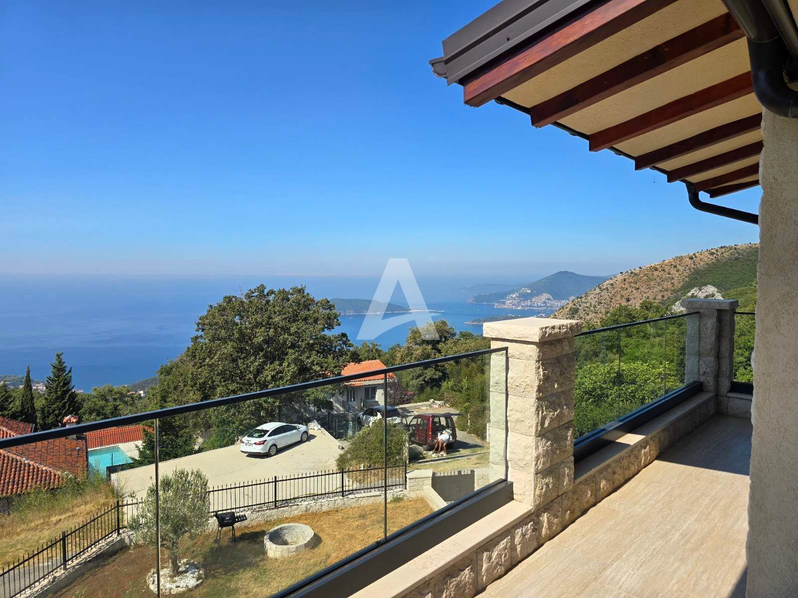 amforaproperty.com/Budva, Kuljače –Luksuzna Novoizgrađena Vila sa Bazenom, Teretanom,Saunom i Panoramskim Pogledom na More (NA PERIOD DO 01.06.2025)