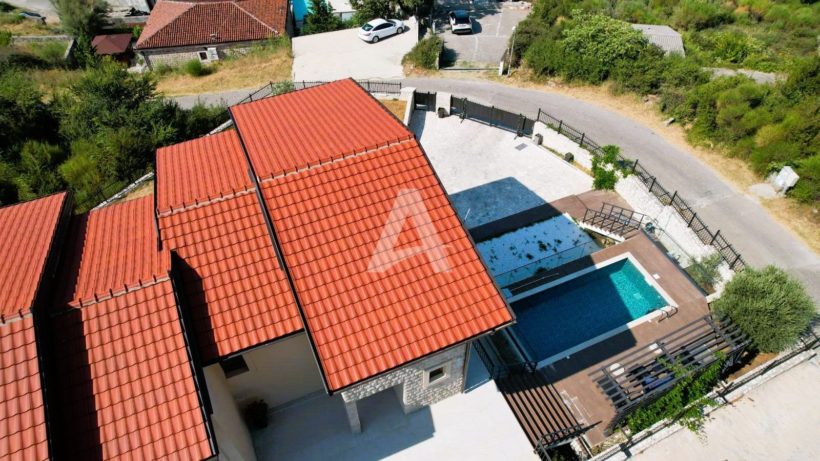 amforaproperty.com/Budva, Kuljače –Luksuzna Novoizgrađena Vila sa Bazenom, Teretanom,Saunom i Panoramskim Pogledom na More (NA PERIOD DO 01.06.2025)