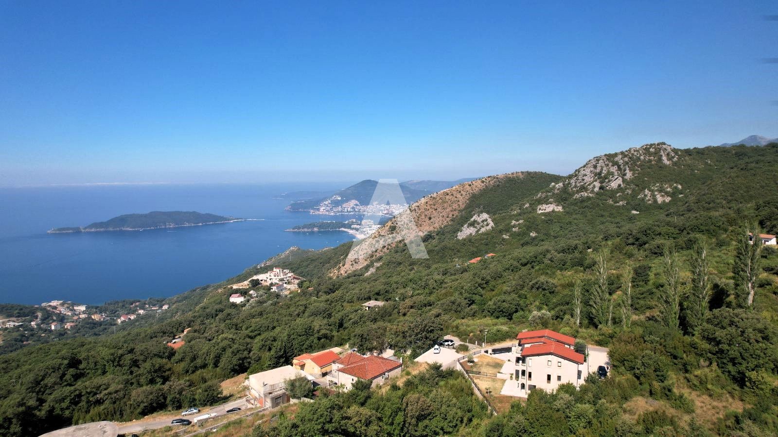 amforaproperty.com/Budva, Kuljače –Luksuzna Novoizgrađena Vila sa Bazenom, Teretanom,Saunom i Panoramskim Pogledom na More (NA PERIOD DO 01.06.2025)