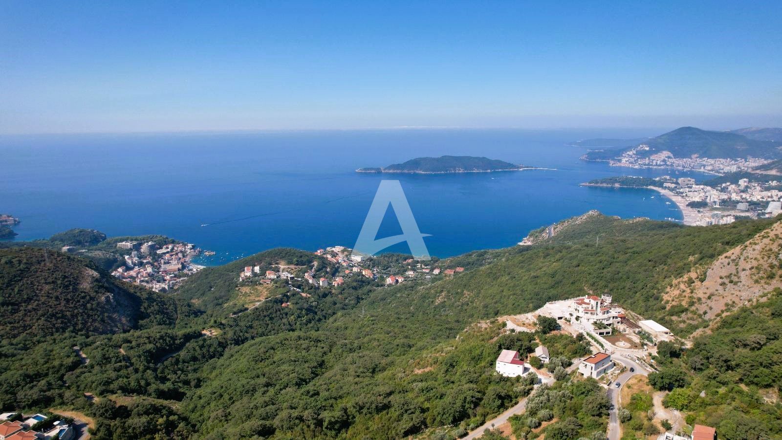 amforaproperty.com/Budva, Kuljače –Luksuzna Novoizgrađena Vila sa Bazenom, Teretanom,Saunom i Panoramskim Pogledom na More (NA PERIOD DO 01.06.2025)