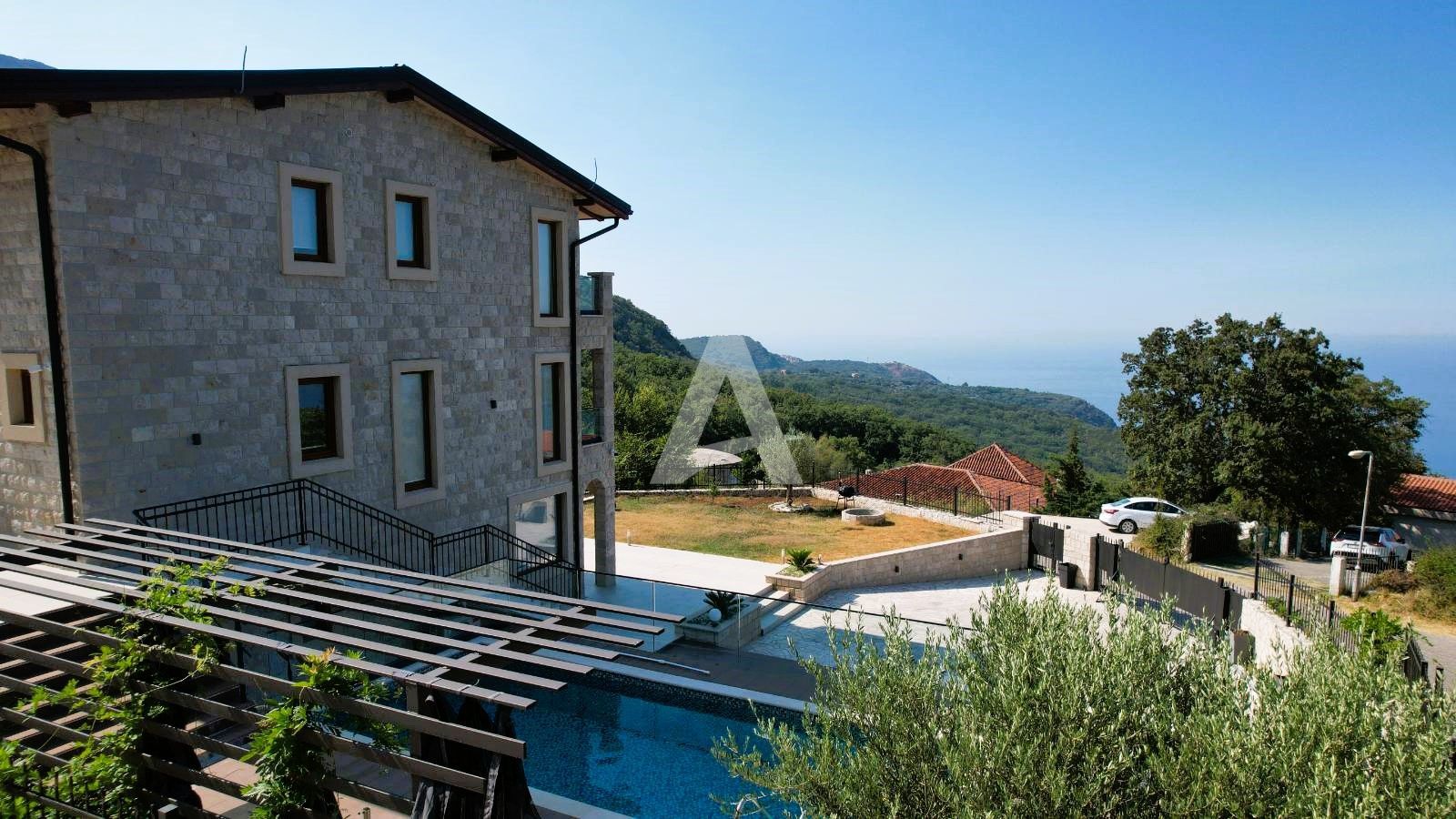 amforaproperty.com/Budva, Kuljače –Luksuzna Novoizgrađena Vila sa Bazenom, Teretanom,Saunom i Panoramskim Pogledom na More (NA PERIOD DO 01.06.2025)