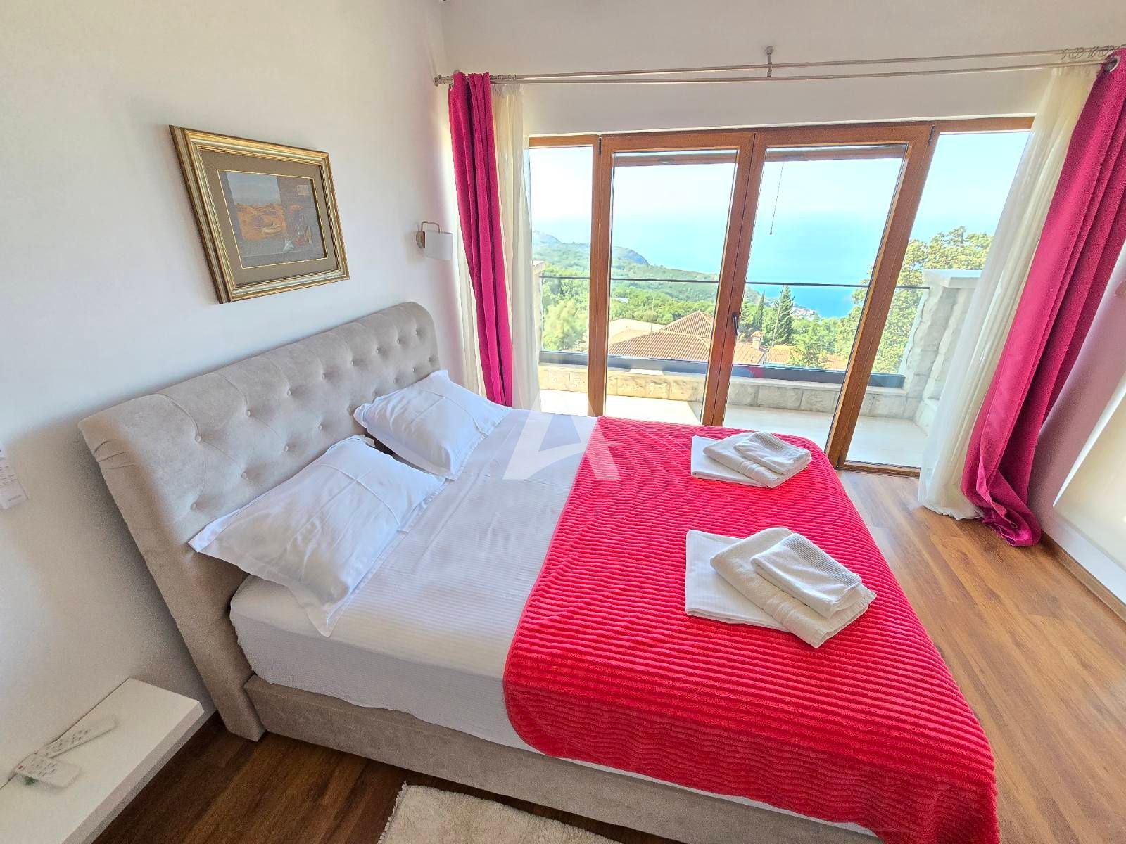 amforaproperty.com/Budva, Kuljače –Luksuzna Novoizgrađena Vila sa Bazenom, Teretanom,Saunom i Panoramskim Pogledom na More (NA PERIOD DO 01.06.2025)