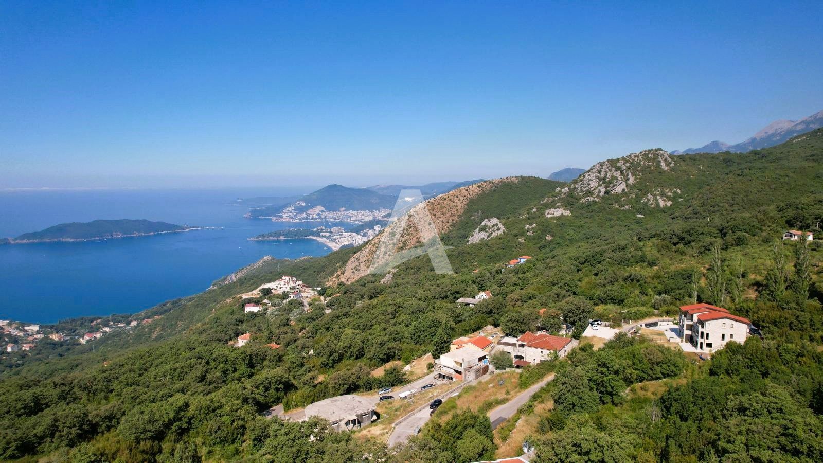 amforaproperty.com/Budva, Kuljače –Luksuzna Novoizgrađena Vila sa Bazenom, Teretanom,Saunom i Panoramskim Pogledom na More (NA PERIOD DO 01.06.2025)