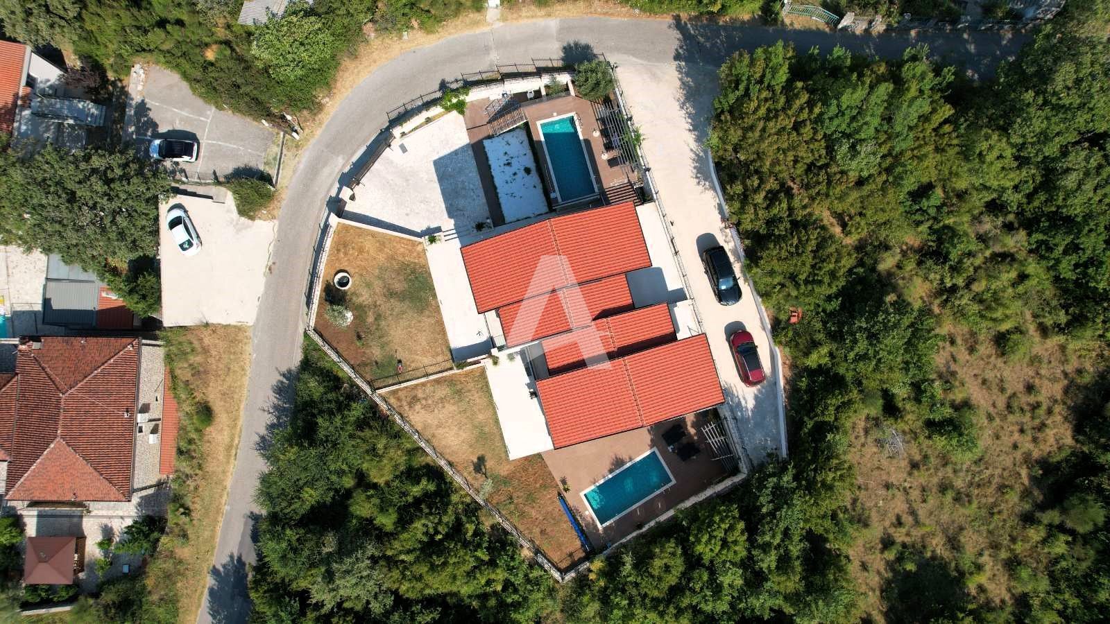 amforaproperty.com/Budva, Kuljače –Luksuzna Novoizgrađena Vila sa Bazenom, Teretanom,Saunom i Panoramskim Pogledom na More (NA PERIOD DO 01.06.2025)