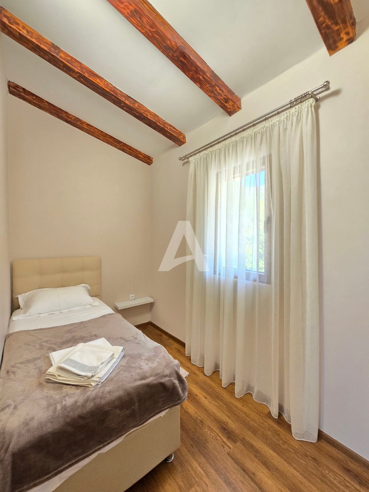 amforaproperty.com/Budva, Kuljače –Luksuzna Novoizgrađena Vila sa Bazenom, Teretanom,Saunom i Panoramskim Pogledom na More (NA PERIOD DO 01.06.2025)