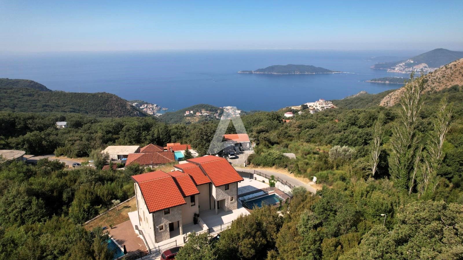 amforaproperty.com/Budva, Kuljače –Luksuzna Novoizgrađena Vila sa Bazenom, Teretanom,Saunom i Panoramskim Pogledom na More (NA PERIOD DO 01.06.2025)