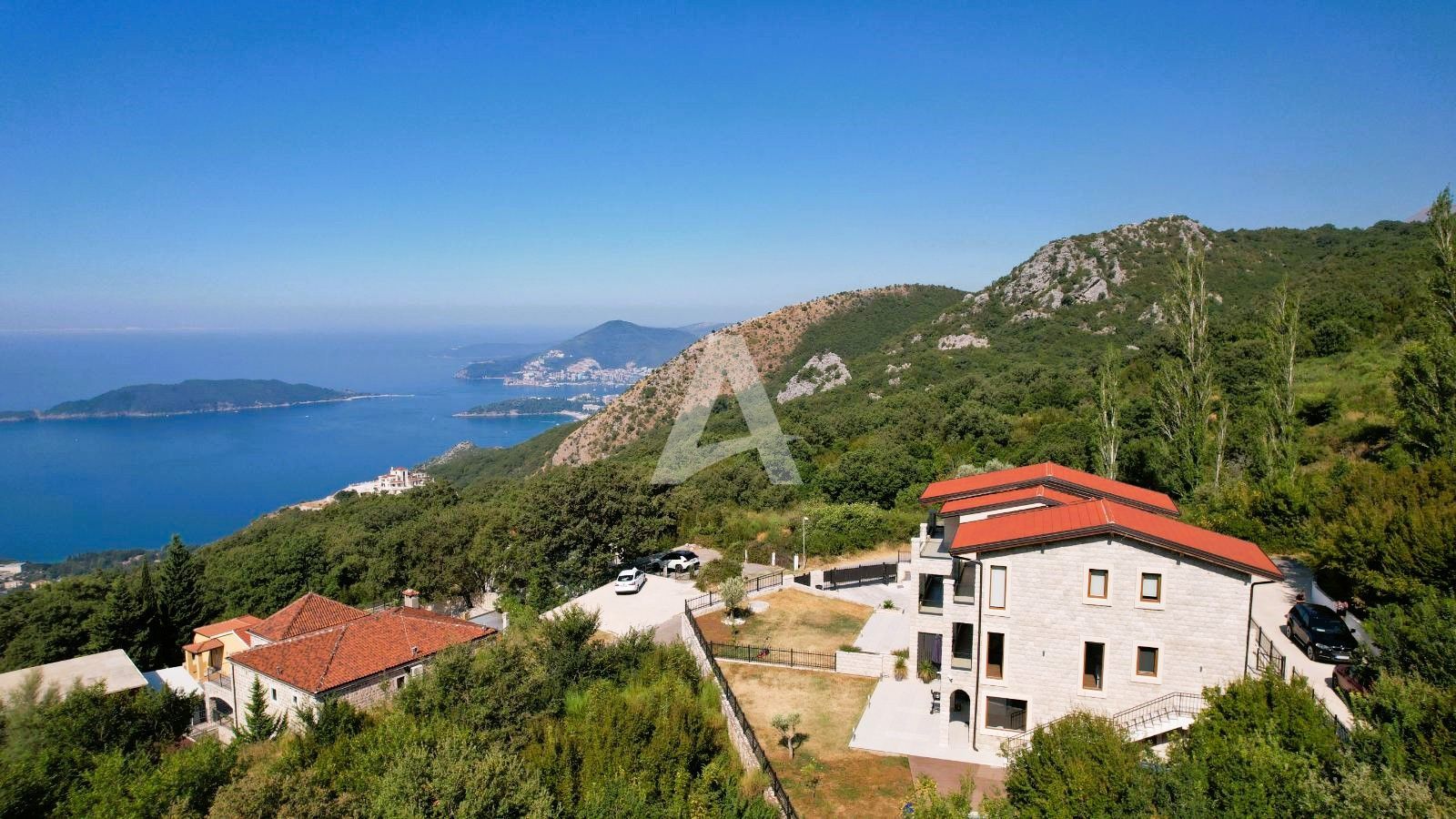 amforaproperty.com/Budva, Kuljače –Luksuzna Novoizgrađena Vila sa Bazenom, Teretanom,Saunom i Panoramskim Pogledom na More (NA PERIOD DO 01.06.2025)