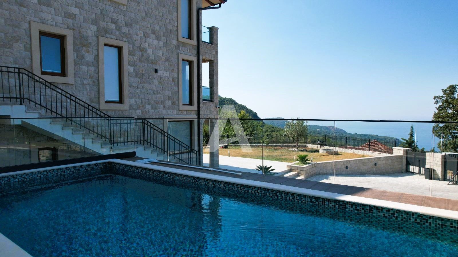 amforaproperty.com/Budva, Kuljače –Luksuzna Novoizgrađena Vila sa Bazenom, Teretanom,Saunom i Panoramskim Pogledom na More (NA PERIOD DO 01.06.2025)