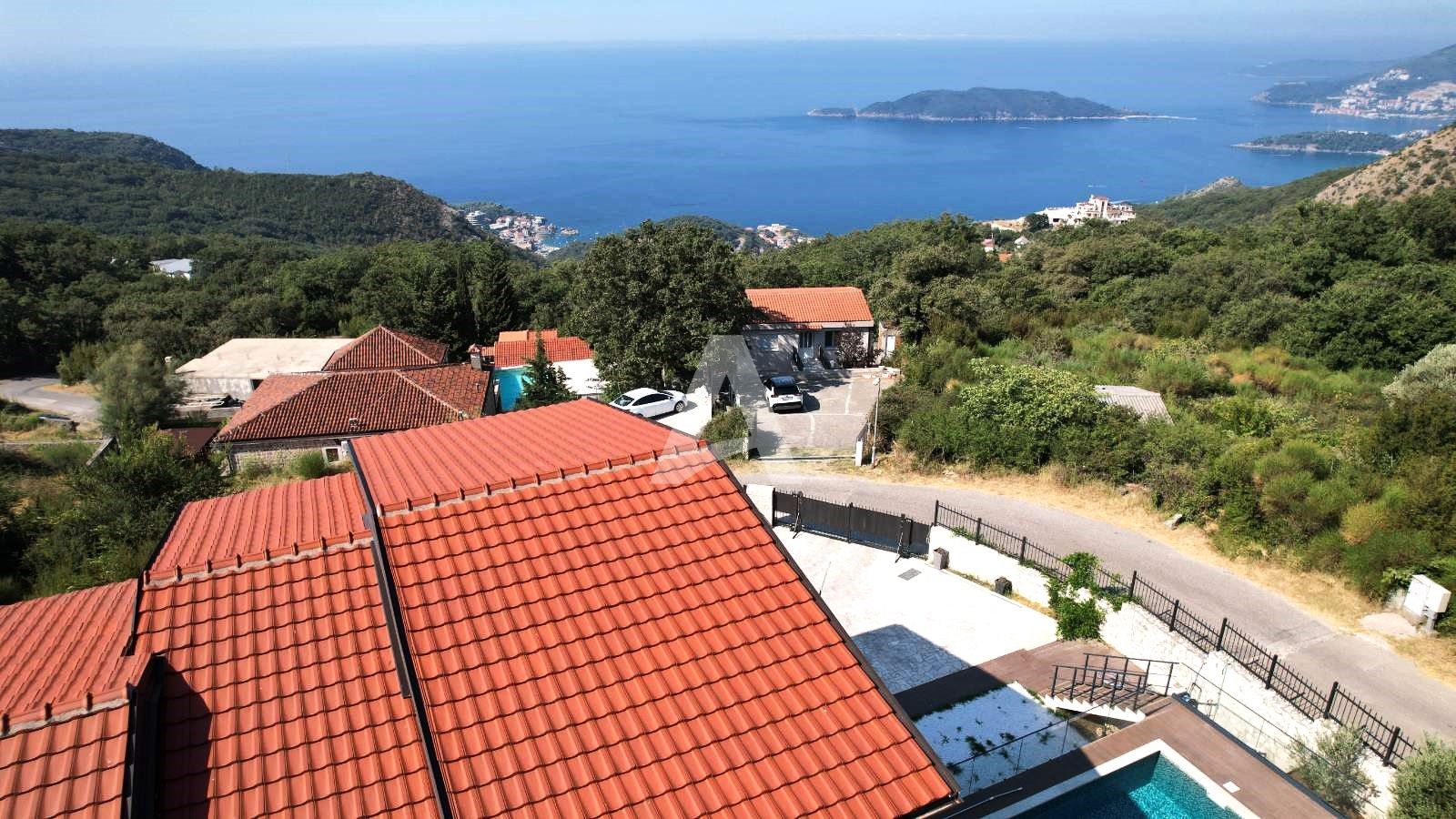 amforaproperty.com/Budva, Kuljače –Luksuzna Novoizgrađena Vila sa Bazenom, Teretanom,Saunom i Panoramskim Pogledom na More (NA PERIOD DO 01.06.2025)