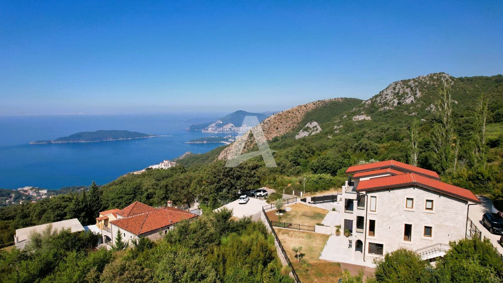 amforaproperty.com/Budva, Kuljače –Luksuzna Novoizgrađena Vila sa Bazenom, Teretanom,Saunom i Panoramskim Pogledom na More (NA PERIOD DO 01.06.2025)