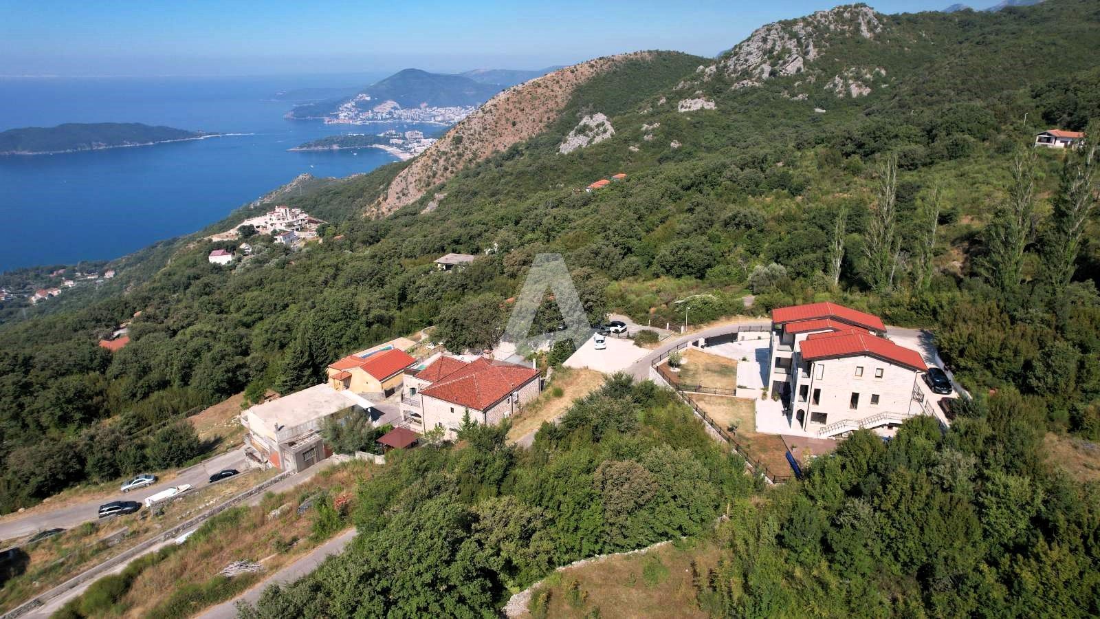 amforaproperty.com/Budva, Kuljače –Luksuzna Novoizgrađena Vila sa Bazenom, Teretanom,Saunom i Panoramskim Pogledom na More (NA PERIOD DO 01.06.2025)