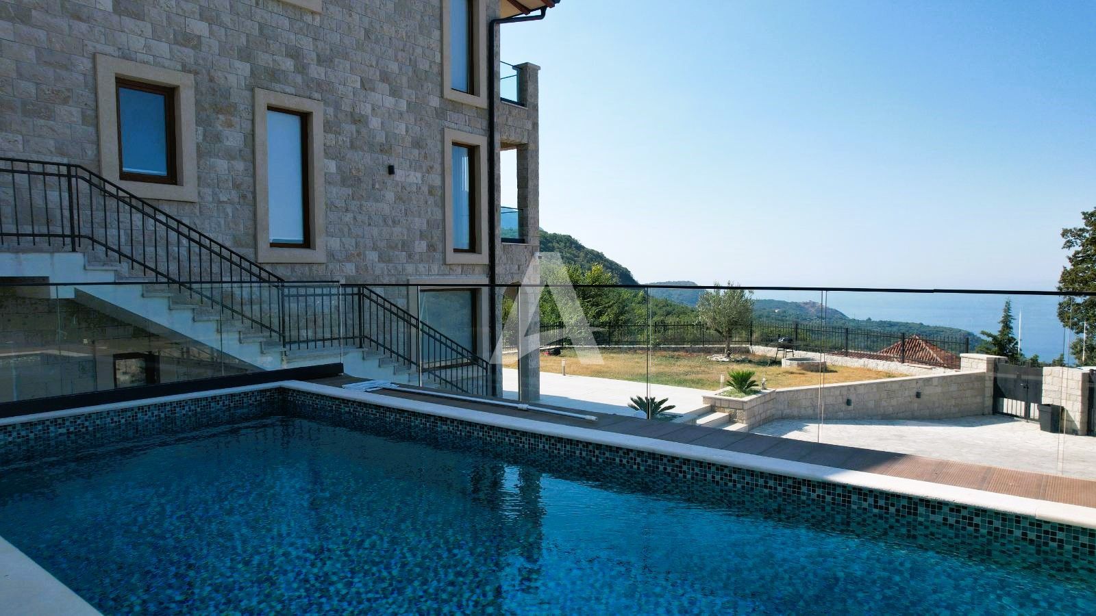 amforaproperty.com/Budva, Kuljače –Luksuzna Novoizgrađena Vila sa Bazenom, Teretanom,Saunom i Panoramskim Pogledom na More (NA PERIOD DO 01.06.2025)