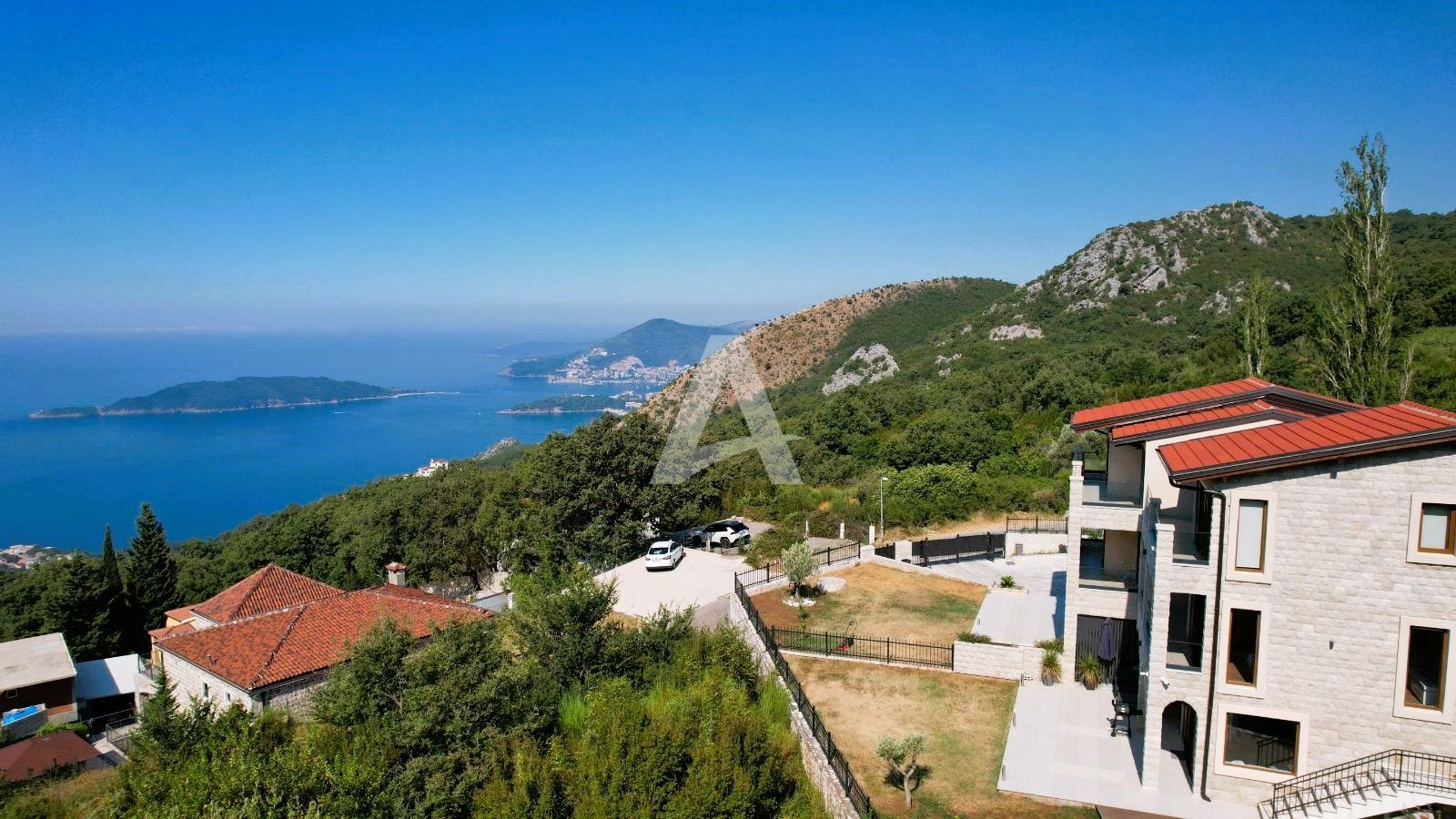 amforaproperty.com/Budva, Kuljače –Luksuzna Novoizgrađena Vila sa Bazenom, Teretanom,Saunom i Panoramskim Pogledom na More (NA PERIOD DO 01.06.2025)