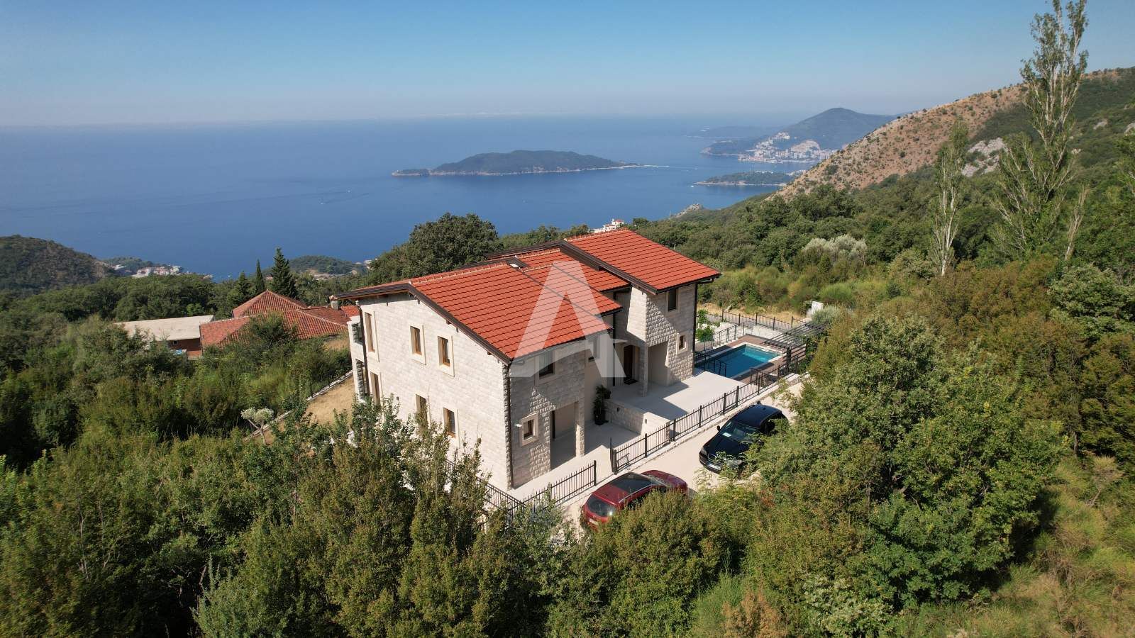 amforaproperty.com/Budva, Kuljače –Luksuzna Novoizgrađena Vila sa Bazenom, Teretanom,Saunom i Panoramskim Pogledom na More (NA PERIOD DO 01.06.2025)