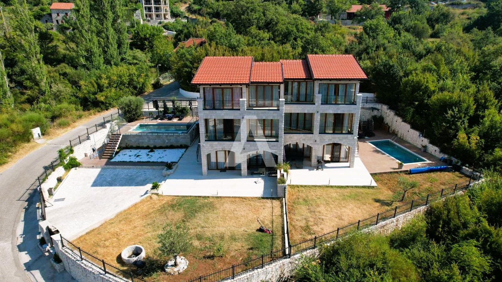 amforaproperty.com/Budva, Kuljače –Luksuzna Novoizgrađena Vila sa Bazenom, Teretanom,Saunom i Panoramskim Pogledom na More (NA PERIOD DO 01.06.2025)