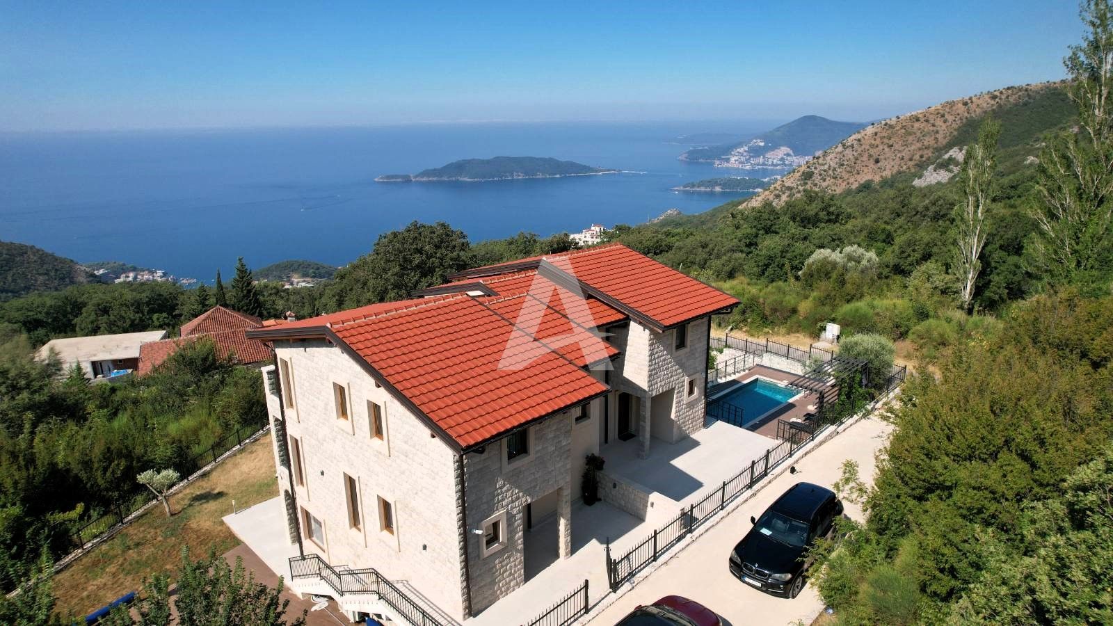 amforaproperty.com/Budva, Kuljače –Luksuzna Novoizgrađena Vila sa Bazenom, Teretanom,Saunom i Panoramskim Pogledom na More (NA PERIOD DO 01.06.2025)