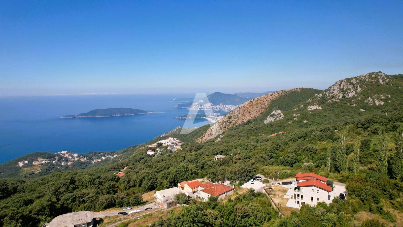 amforaproperty.com/Budva, Kuljače –Luksuzna Novoizgrađena Vila sa Bazenom, Teretanom,Saunom i Panoramskim Pogledom na More (NA PERIOD DO 01.06.2025)