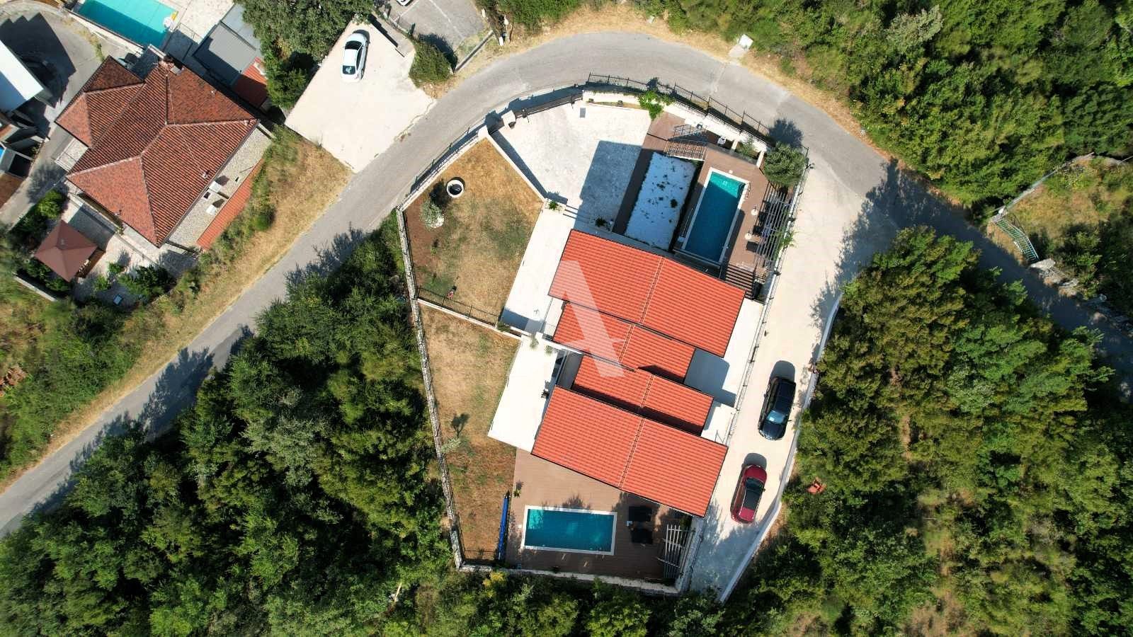 amforaproperty.com/Budva, Kuljače –Luksuzna Novoizgrađena Vila sa Bazenom, Teretanom,Saunom i Panoramskim Pogledom na More (NA PERIOD DO 01.06.2025)