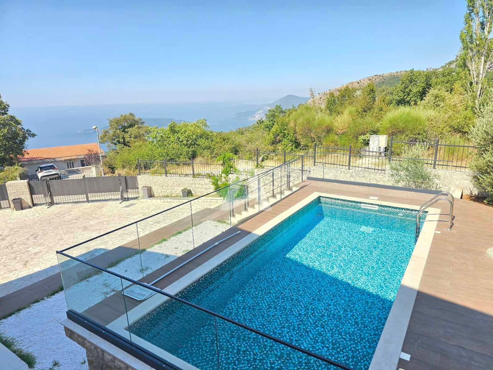 amforaproperty.com/Budva, Kuljače –Luksuzna Novoizgrađena Vila sa Bazenom, Teretanom,Saunom i Panoramskim Pogledom na More (NA PERIOD DO 01.06.2025)