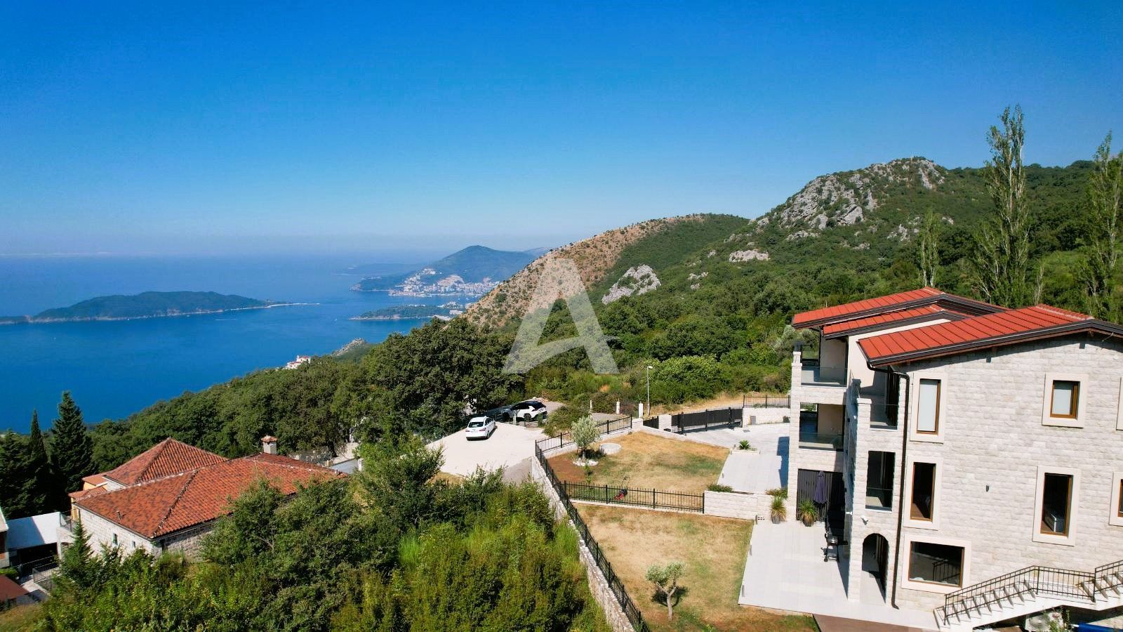 amforaproperty.com/Budva, Kuljače –Luksuzna Novoizgrađena Vila sa Bazenom, Teretanom,Saunom i Panoramskim Pogledom na More (NA PERIOD DO 01.06.2025)