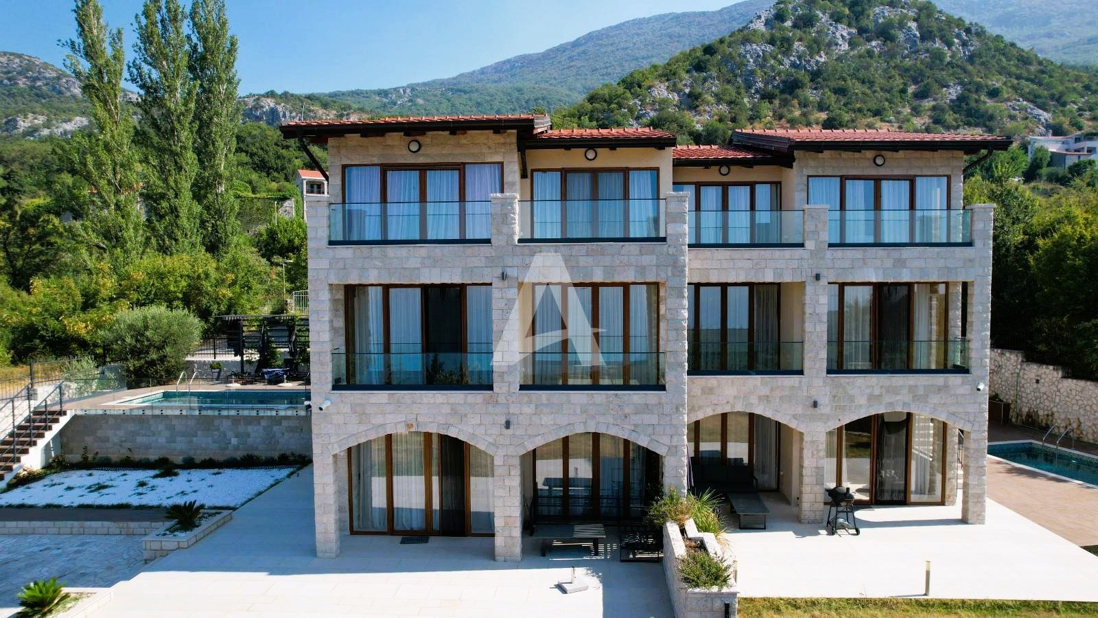 amforaproperty.com/Budva, Kuljače –Luksuzna Novoizgrađena Vila sa Bazenom, Teretanom,Saunom i Panoramskim Pogledom na More (NA PERIOD DO 01.06.2025)