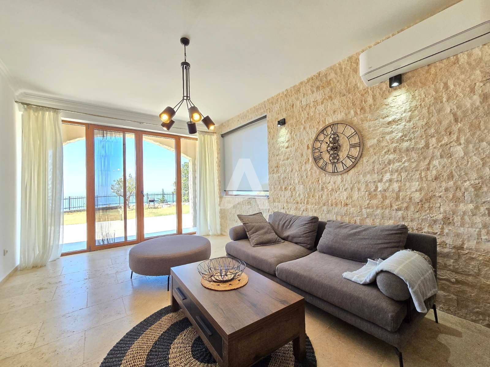 amforaproperty.com/Budva, Kuljače –Luksuzna Novoizgrađena Vila sa Bazenom, Teretanom i Panoramskim Pogledom na More (NA PERIOD DO 01.06.2025)