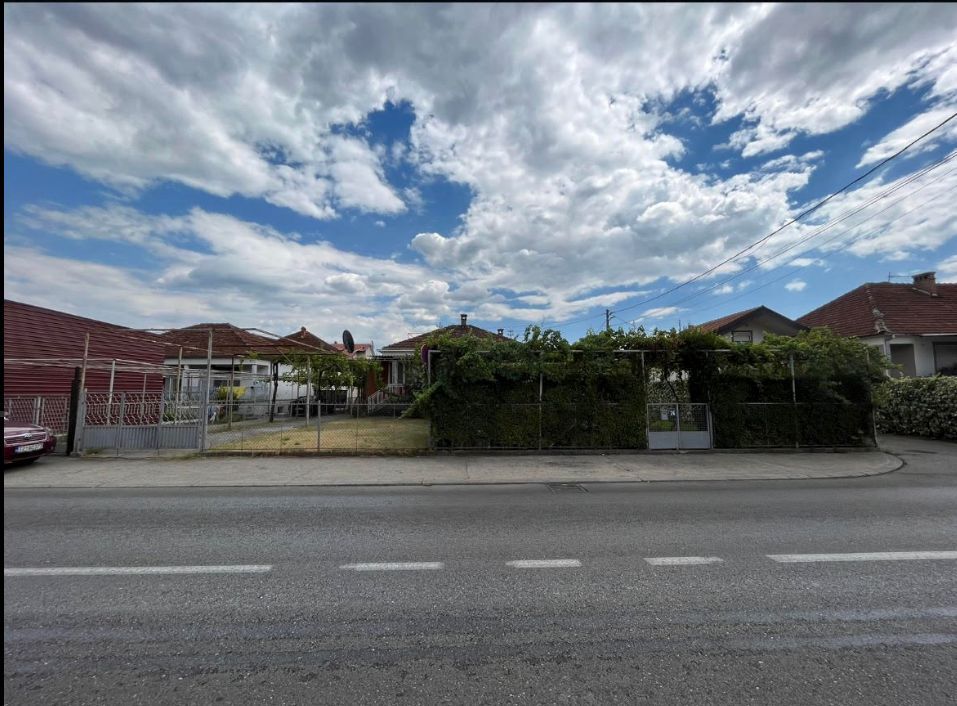 amforaproperty.com/Kuća sa Dvorištem u Maslinama, Podgorica – 145m² Stambenog Prostora i 660m² Dvorišta