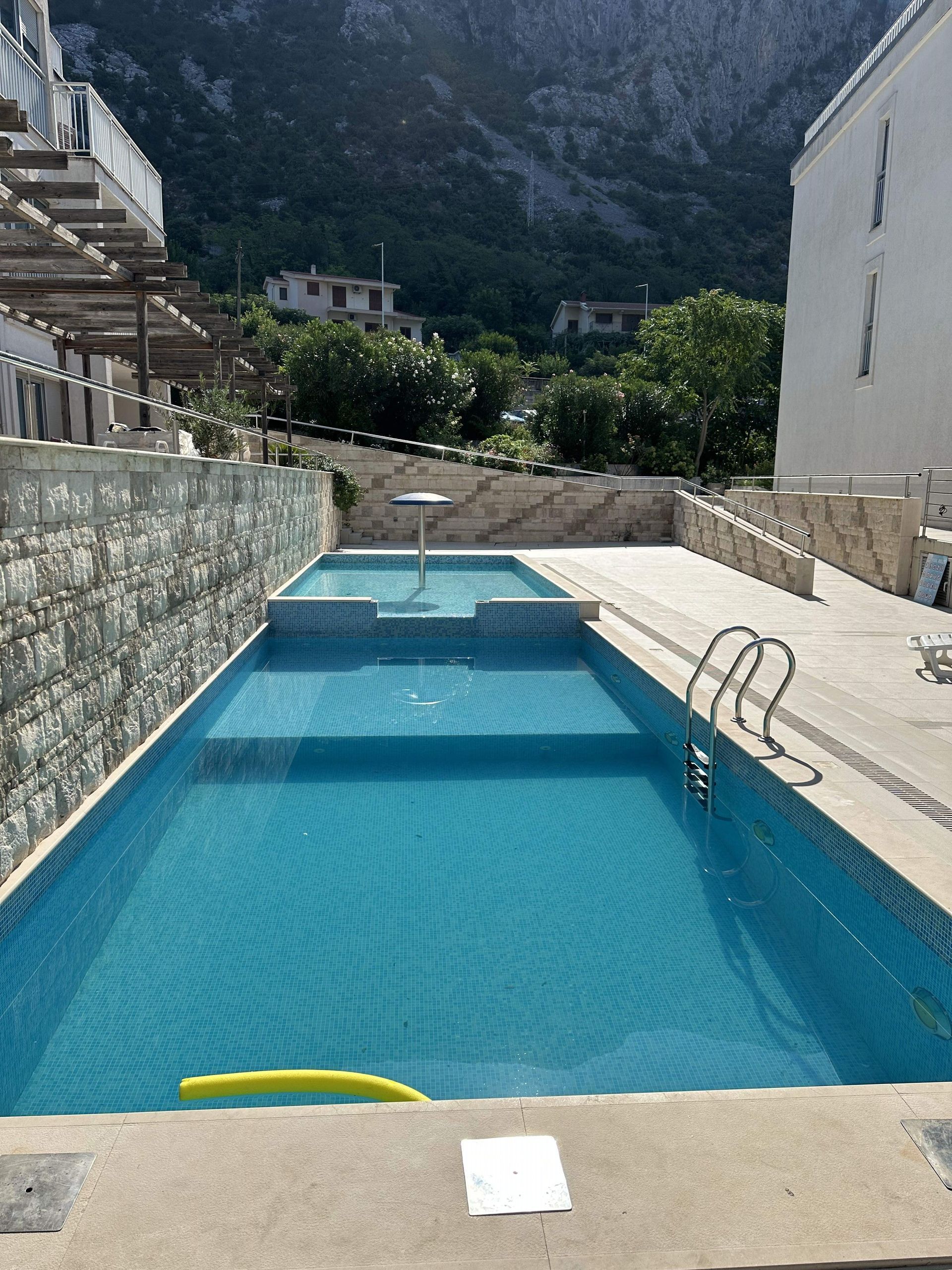 amforaproperty.com/Dvosoban Stan sa Pogledom na More u Kompleksu sa Tri Bazena i Privatnim Parking Mestom – Dobrota, Kotor