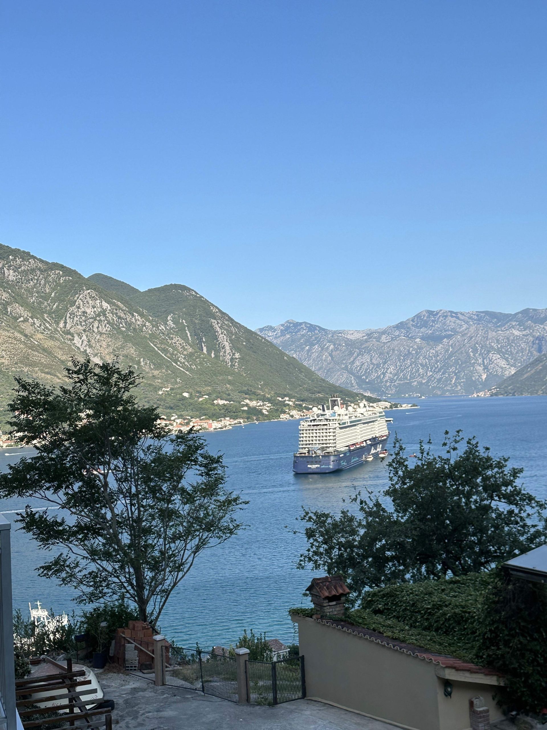 amforaproperty.com/Dvosoban Stan sa Pogledom na More u Kompleksu sa Tri Bazena i Privatnim Parking Mestom – Dobrota, Kotor