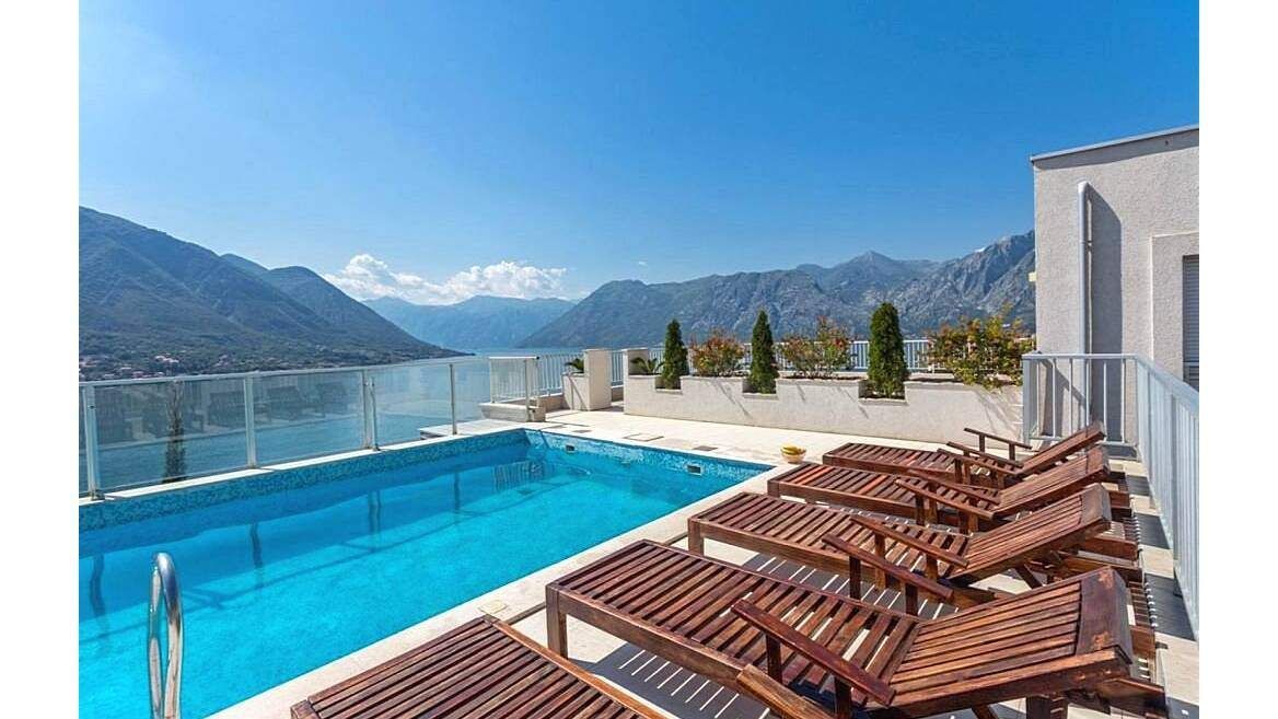 amforaproperty.com/Dvosoban Stan sa Pogledom na More u Kompleksu sa Tri Bazena i Privatnim Parking Mestom – Dobrota, Kotor