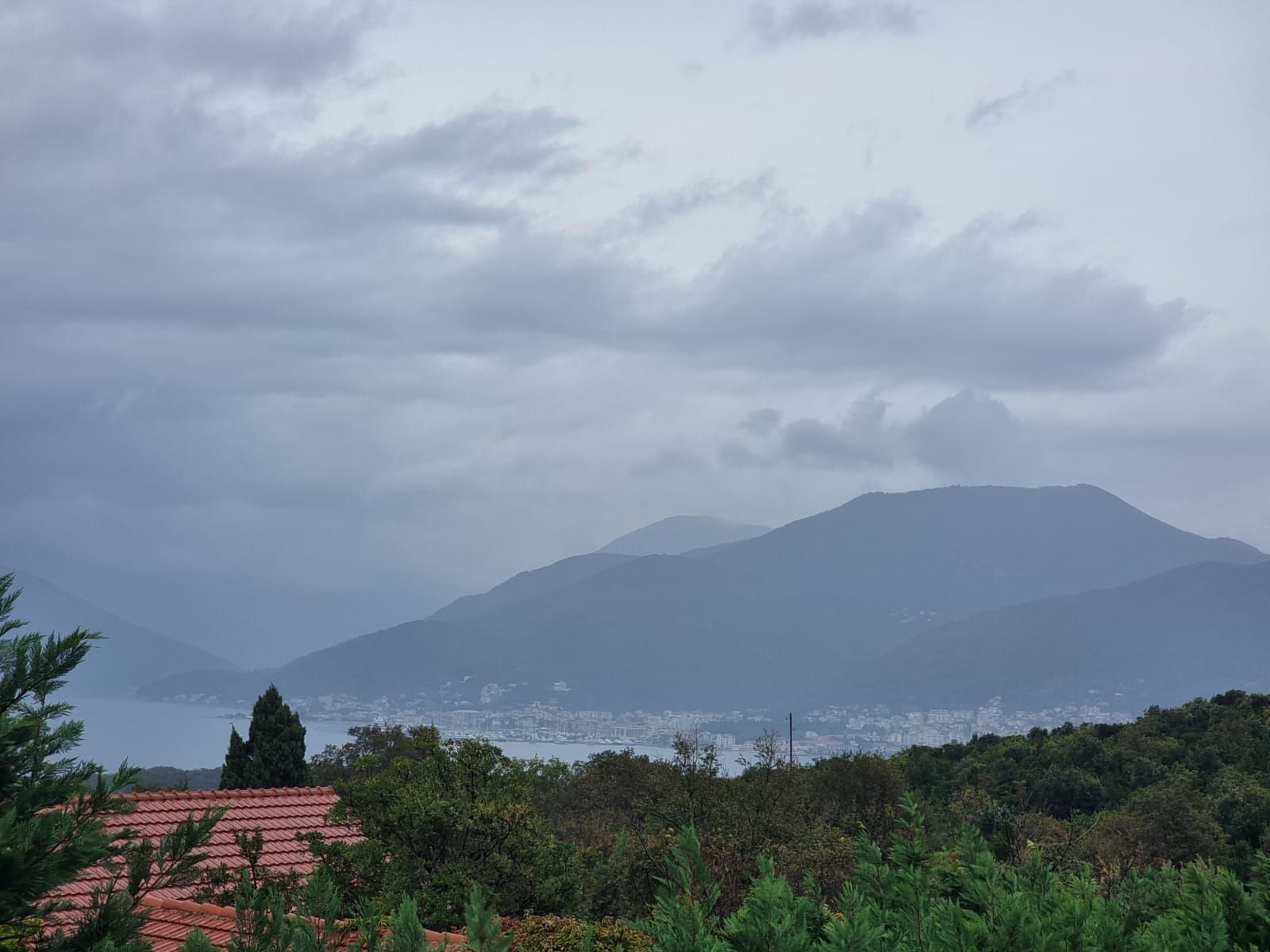 amforaproperty.com/Plac 2700m2 sa Urbanističkim Uslovima i 3 Kuće u Đuraševićima, Tivat