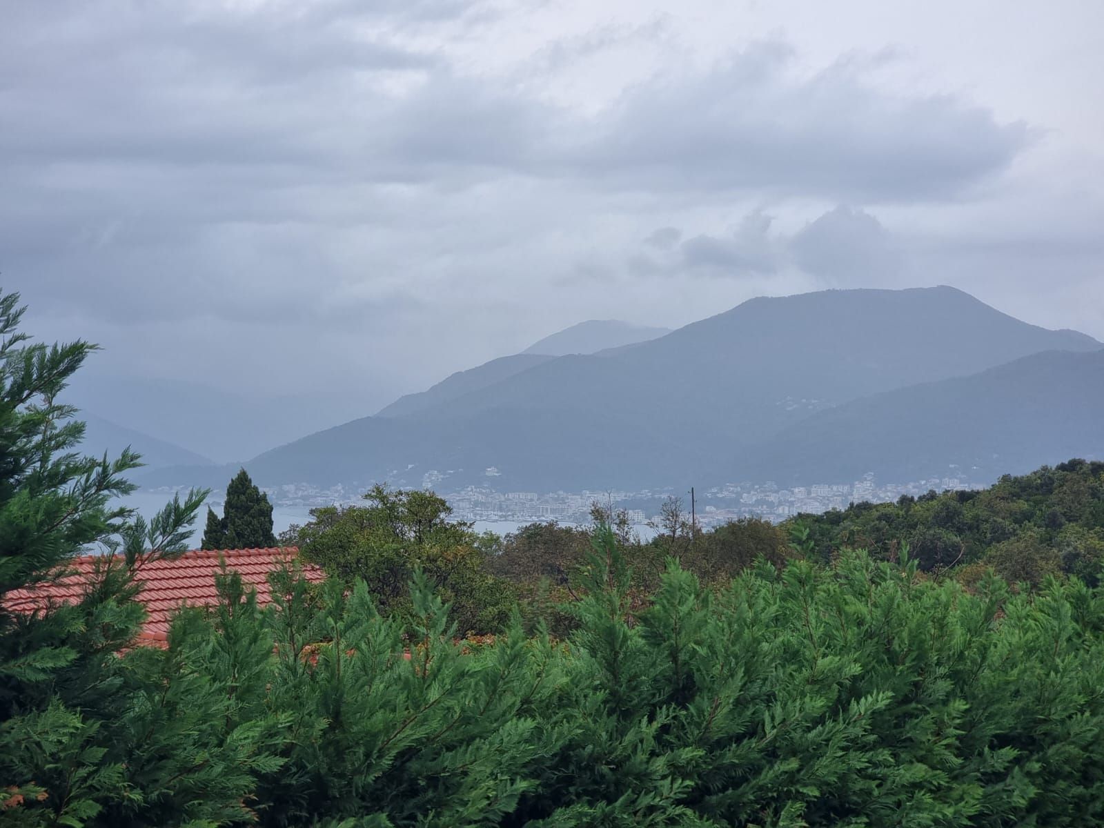 amforaproperty.com/Plac 2700m2 sa Urbanističkim Uslovima i 3 Kuće u Đuraševićima, Tivat