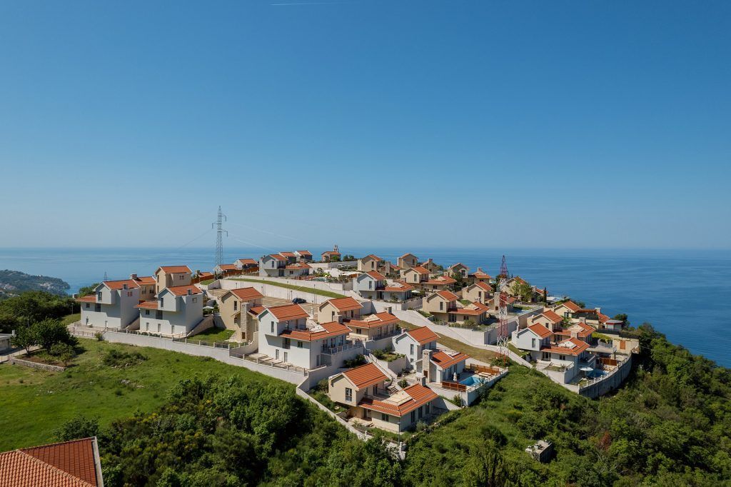 amforaproperty.com/Ekskluzivne Vile sa Bazenom i Panoramskim Pogledom u kompleksu 'Carsko Selo', Blizikuće – (Vila 1)