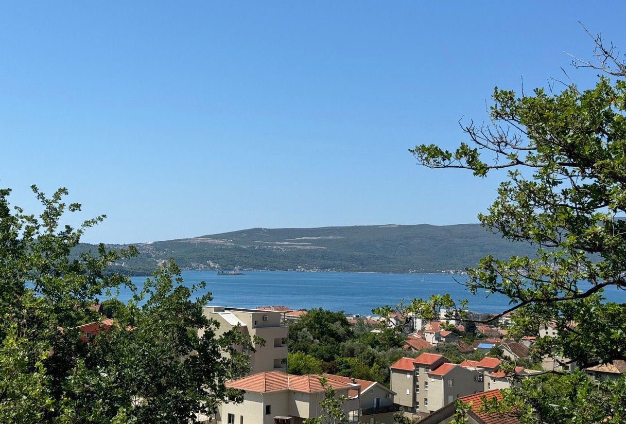 amforaproperty.com/Prodaja Dvosobnog Stana 72m2 sa Panoramskim Pogledom na More i Garažom u Tivtu