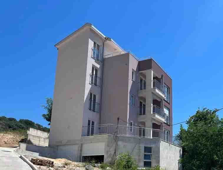 amforaproperty.com/Prodaja Dvosobnog Stana 72m2 sa Panoramskim Pogledom na More i Garažom u Tivtu